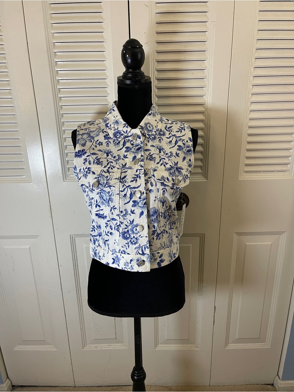 Vittadini Blue Floral Sleeveless Button-Front Crop Top